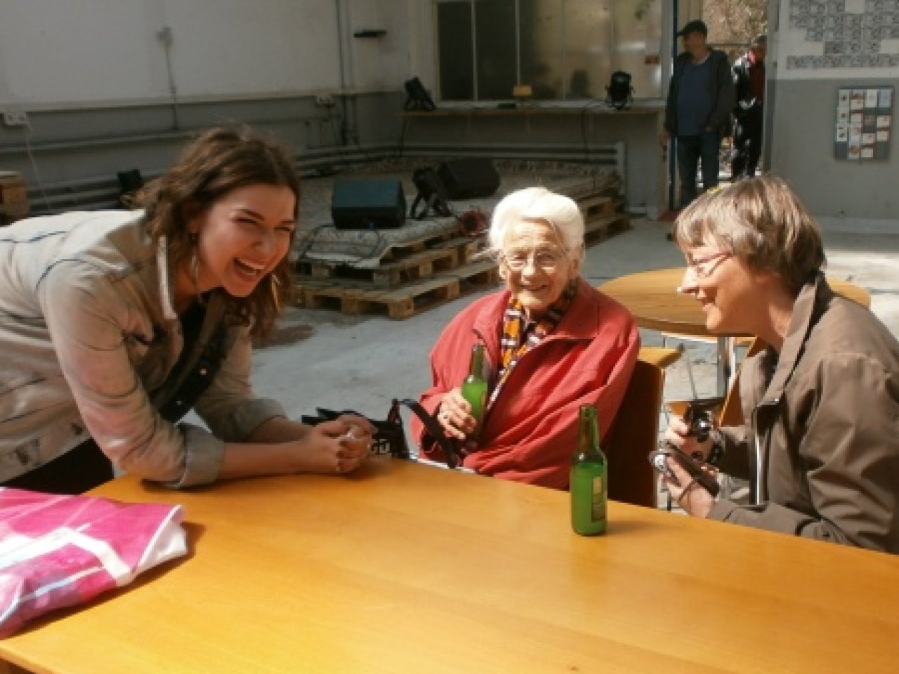 drei lachende Frauen an einem Tisch