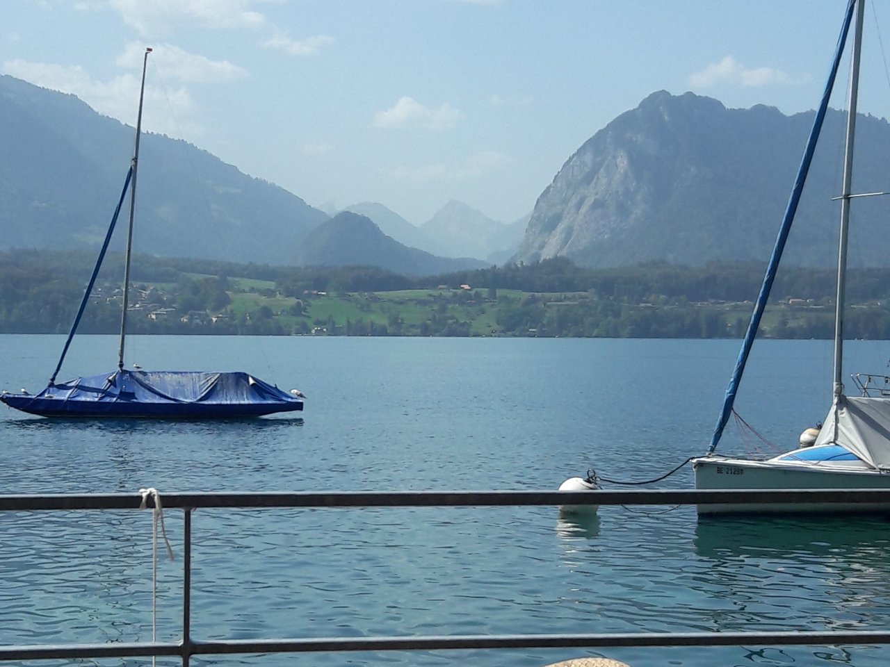 Wir leben in einer schönen Gegend Blick über den Thuner See zur Burgfluh in Wimmis mit dem Eingang ins Simmental